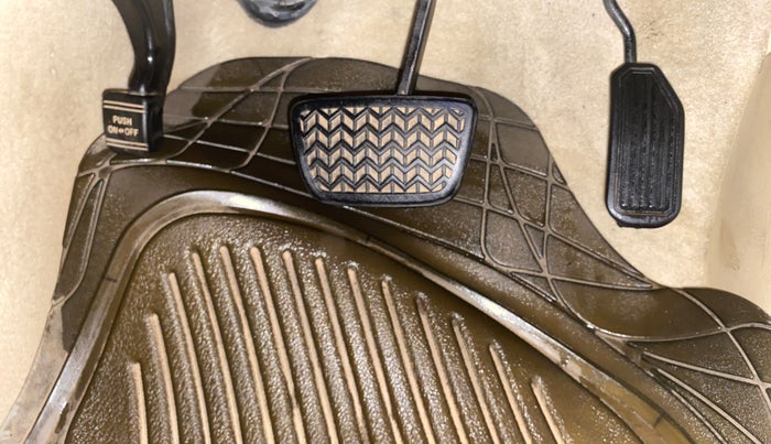 2016 Toyota Camry 2.5L AT, Petrol, Automatic, 65,294 km, Pedals