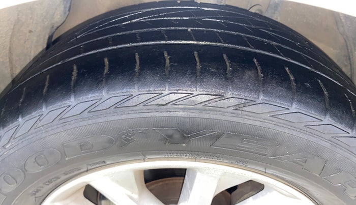 2016 Toyota Camry 2.5L AT, Petrol, Automatic, 65,294 km, Right Front Tyre Tread