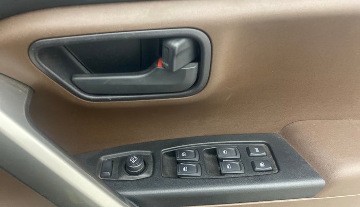 2023 Mahindra SCORPIO-N Z6 DIESEL MT 2WD 7 STR, Diesel, Manual, 75,690 km, Driver Side Door Panels Control