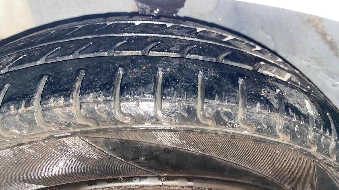 2013 Hyundai Eon MAGNA +, Petrol, Manual, 73,242 km, Left Front Tyre Tread