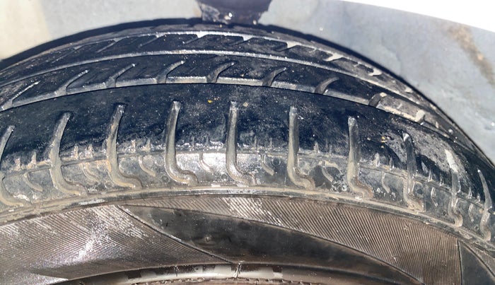 2013 Hyundai Eon MAGNA +, Petrol, Manual, 73,242 km, Left Front Tyre Tread