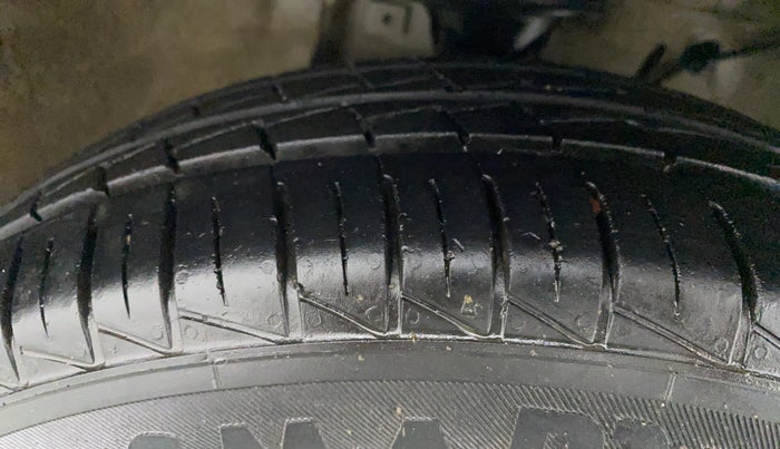 2019 Maruti Alto VXI, CNG, Manual, 74,562 km, Right Front Tyre Tread