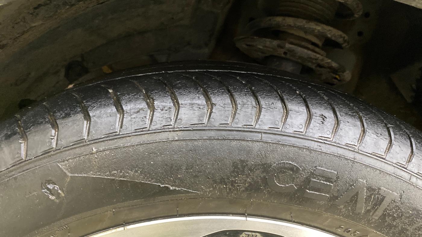 2021 Maruti XL6 ZETA AT, Petrol, Automatic, 28,292 km, Left Front Tyre Tread