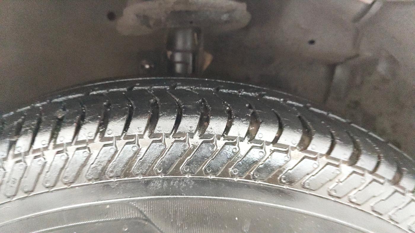 2015 Maruti Swift VXI, Petrol, Manual, 1,08,803 km, Right Front Tyre Tread