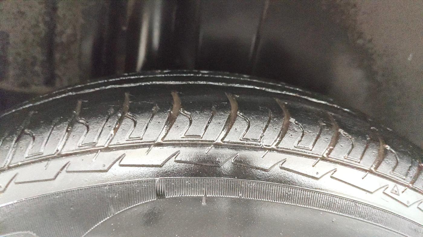 2015 Maruti Swift VXI, Petrol, Manual, 1,08,803 km, Right Rear Tyre Tread