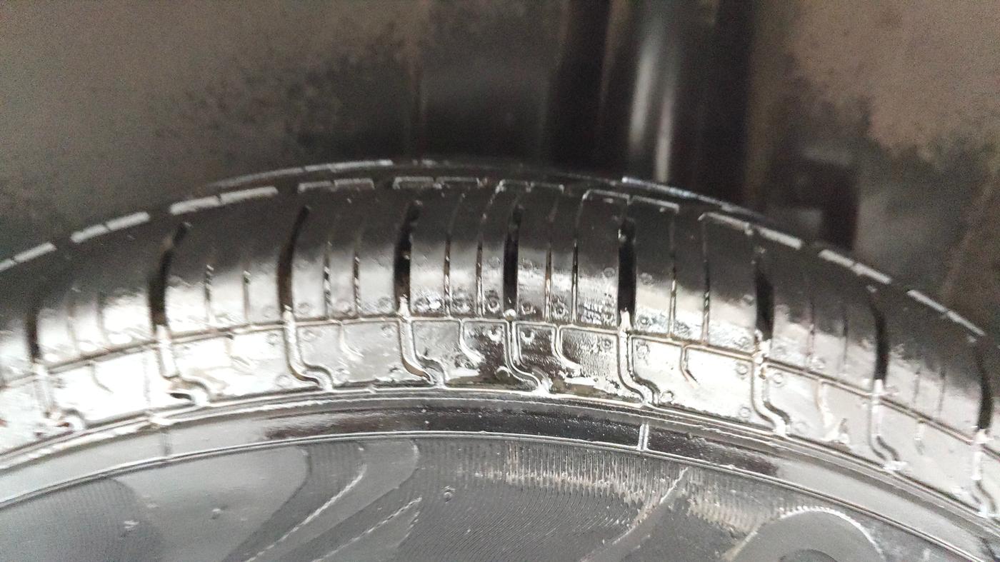 2015 Maruti Swift VXI, Petrol, Manual, 1,08,803 km, Left Rear Tyre Tread