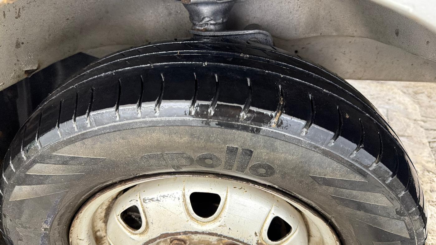 2016 Maruti Eeco 7 STR, CNG, Manual, 91,727 km, Right Front Tyre Tread