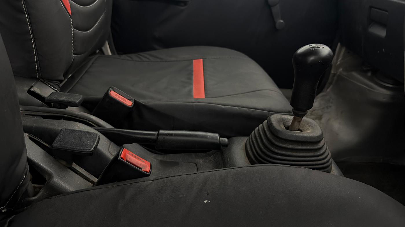 2016 Maruti Eeco 7 STR, CNG, Manual, 91,727 km, Gear Lever