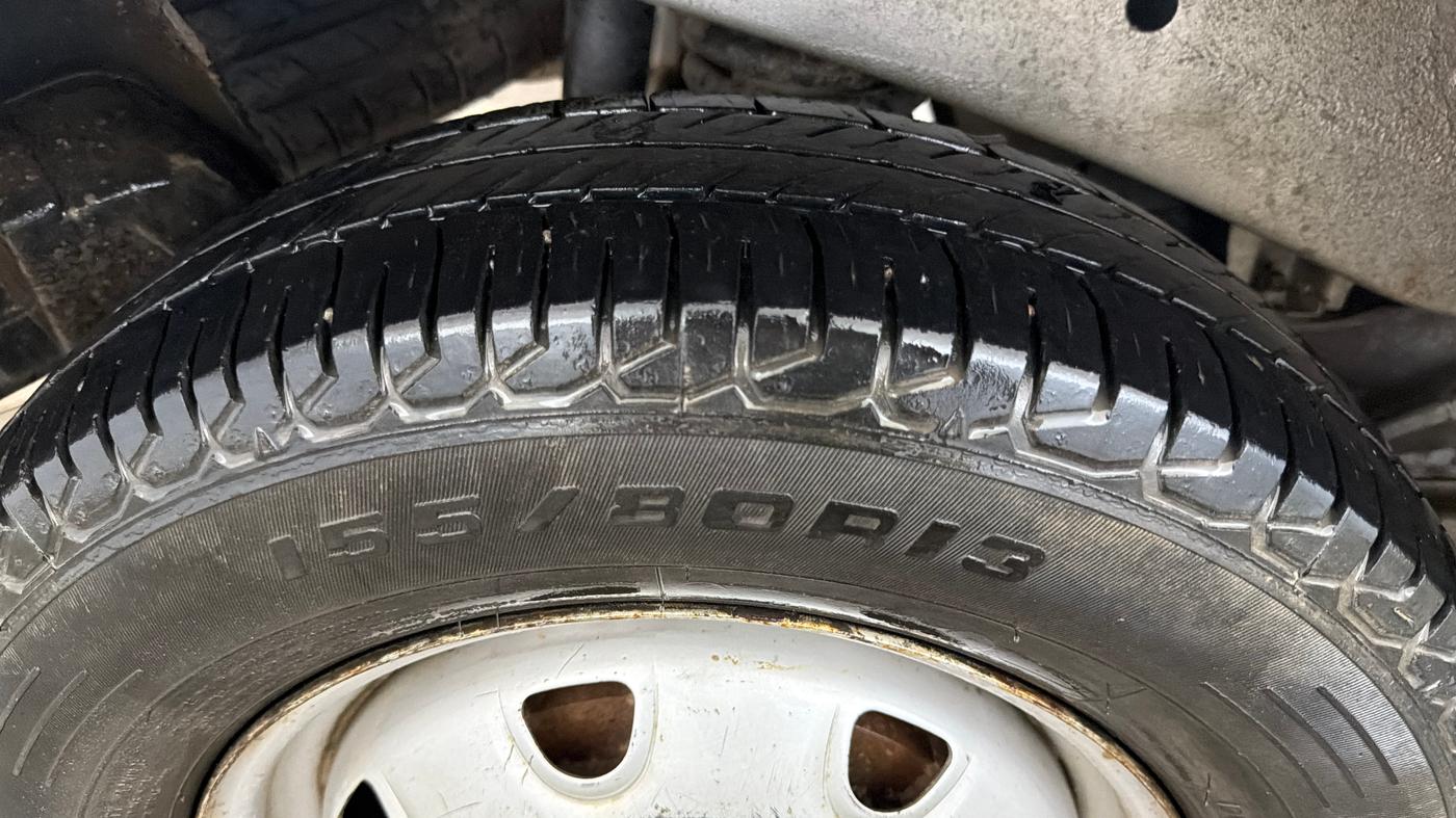 2016 Maruti Eeco 7 STR, CNG, Manual, 91,727 km, Right Rear Tyre Tread