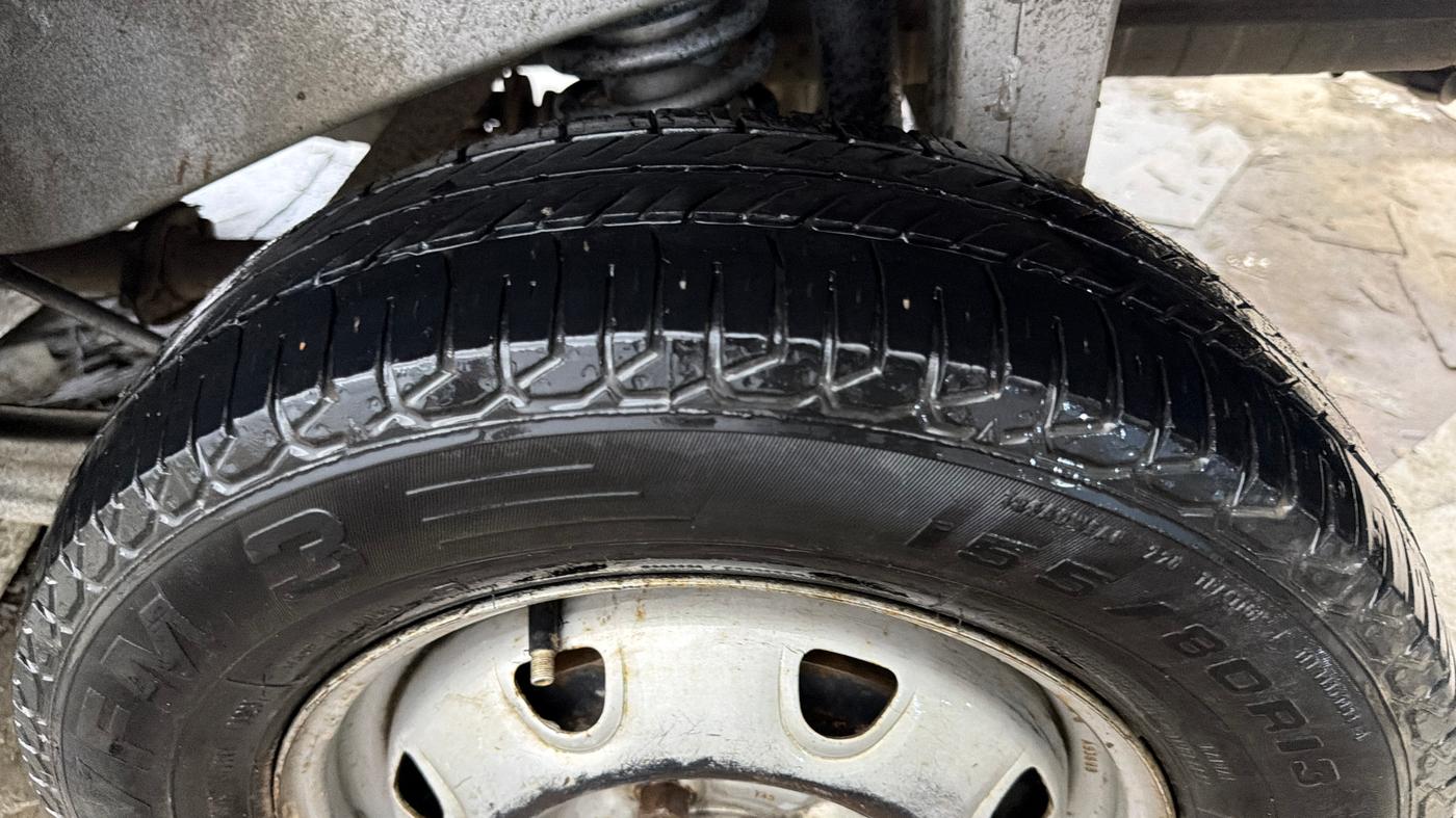 2016 Maruti Eeco 7 STR, CNG, Manual, 91,727 km, Left Rear Tyre Tread