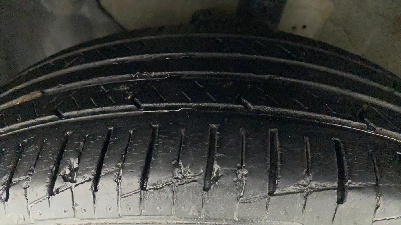 2014 Hyundai Elite i20 MAGNA 1.2, Petrol, Manual, 60,607 km, Left Front Tyre Tread