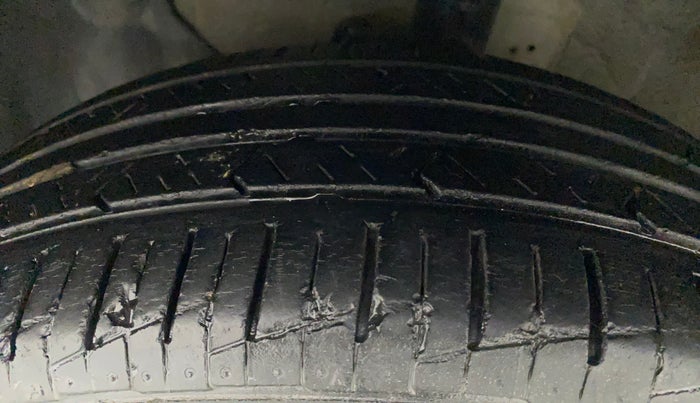 2014 Hyundai Elite i20 MAGNA 1.2, Petrol, Manual, 60,607 km, Left Front Tyre Tread