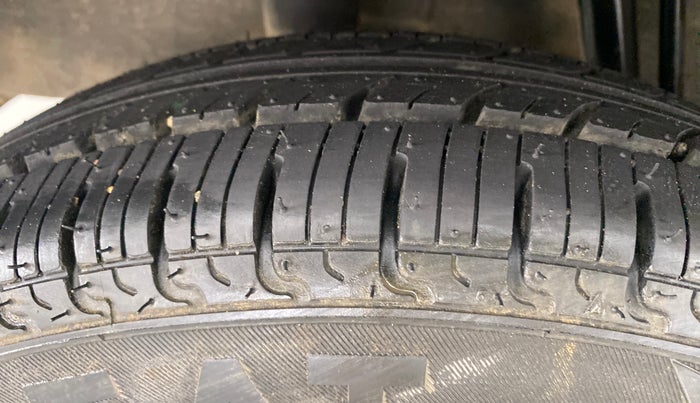 2016 Renault Kwid RXT, Petrol, Manual, 36,375 km, Right Rear Tyre Tread