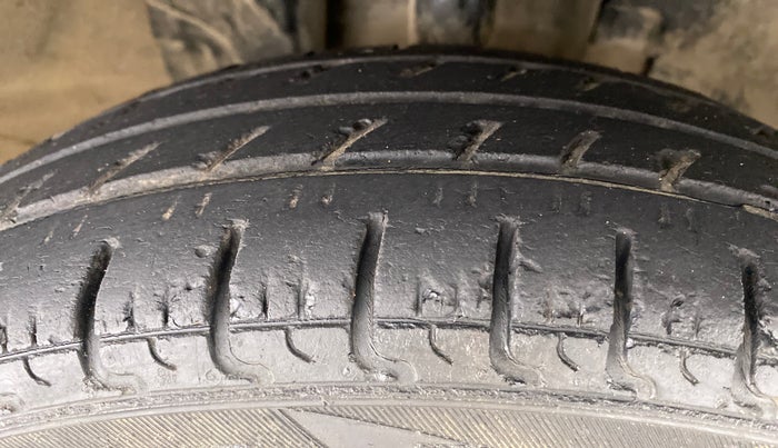 2016 Renault Kwid RXT, Petrol, Manual, 36,375 km, Right Front Tyre Tread