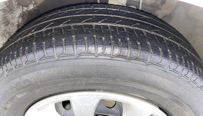 2016 Hyundai Elite i20 MAGNA 1.2, Petrol, Manual, 34,337 km, Right Front Tyre Tread