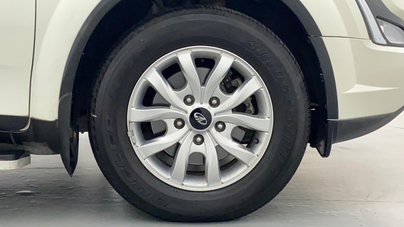 2020 Mahindra XUV500 W9, Diesel, Manual, 21,468 km, Right Front Wheel