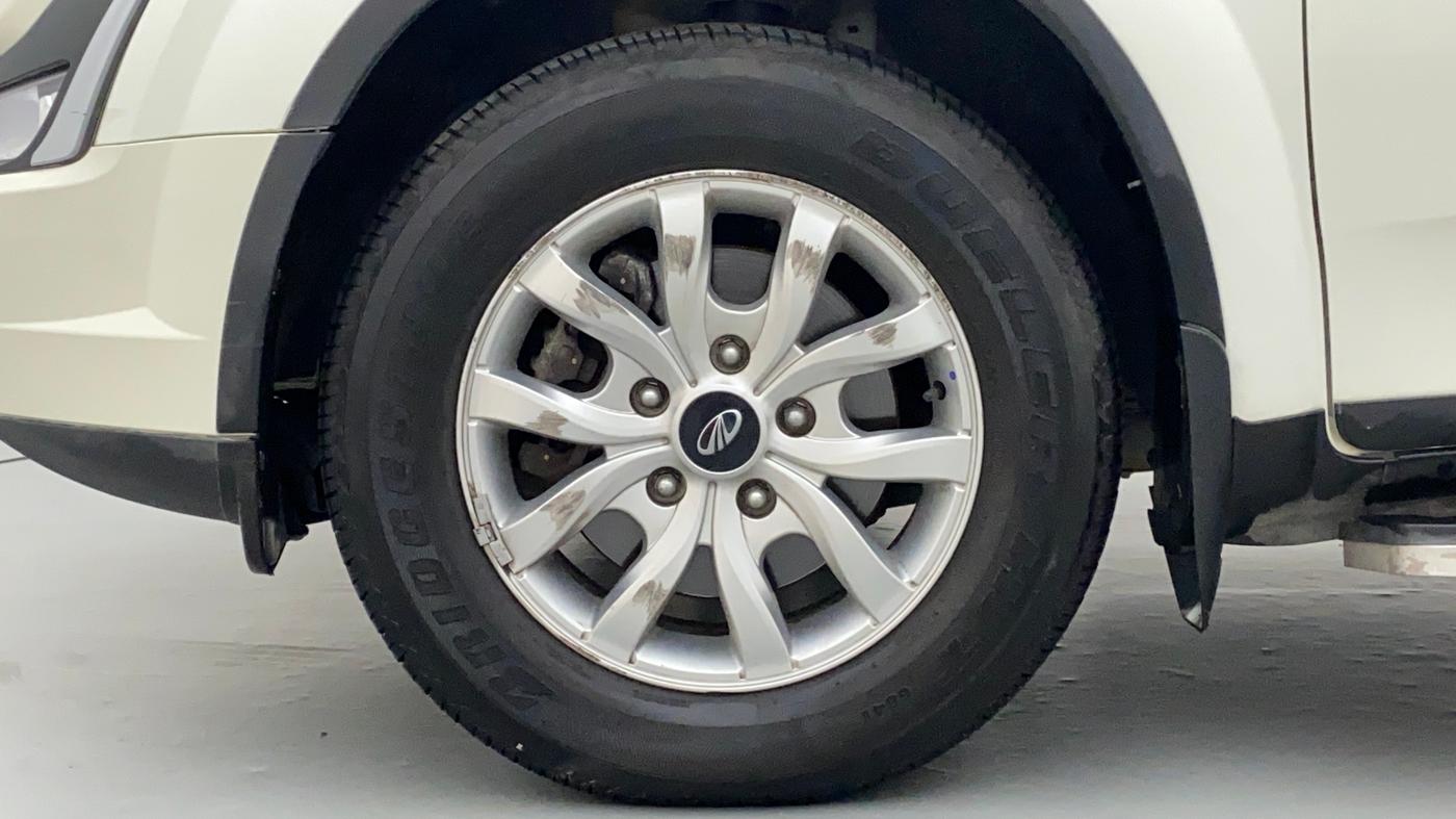 2020 Mahindra XUV500 W9, Diesel, Manual, 21,468 km, Left Front Wheel