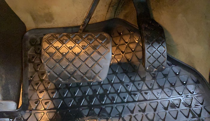 2017 Volkswagen Ameo COMFORTLINE 1.5 AT, Diesel, Automatic, 1,07,411 km, Pedals