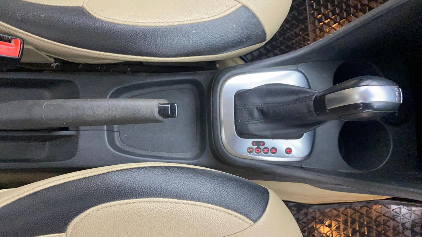 2017 Volkswagen Ameo COMFORTLINE 1.5 AT, Diesel, Automatic, 1,07,411 km, Gear Lever