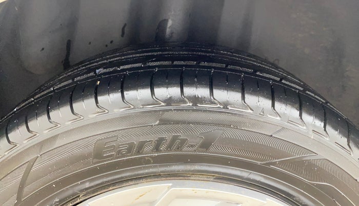 2017 Volkswagen Ameo COMFORTLINE 1.5 AT, Diesel, Automatic, 1,07,411 km, Right Rear Tyre Tread