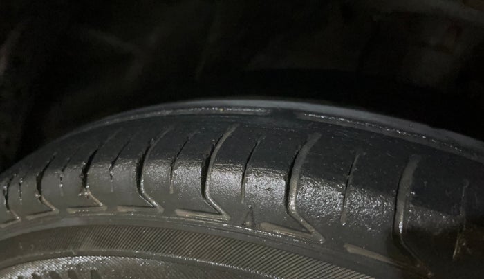 2015 Honda Amaze 1.2L I-VTEC S, Petrol, Manual, 1,22,963 km, Right Front Tyre Tread