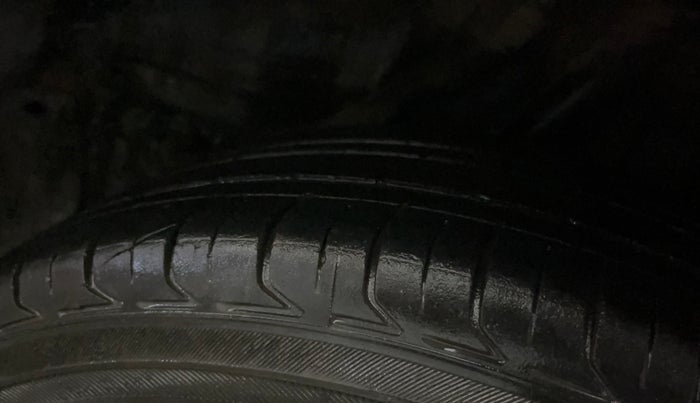 2015 Honda Amaze 1.2L I-VTEC S, Petrol, Manual, 1,22,963 km, Left Rear Tyre Tread