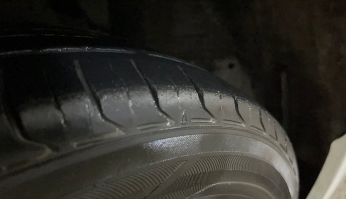 2015 Honda Amaze 1.2L I-VTEC S, Petrol, Manual, 1,22,963 km, Right Rear Tyre Tread