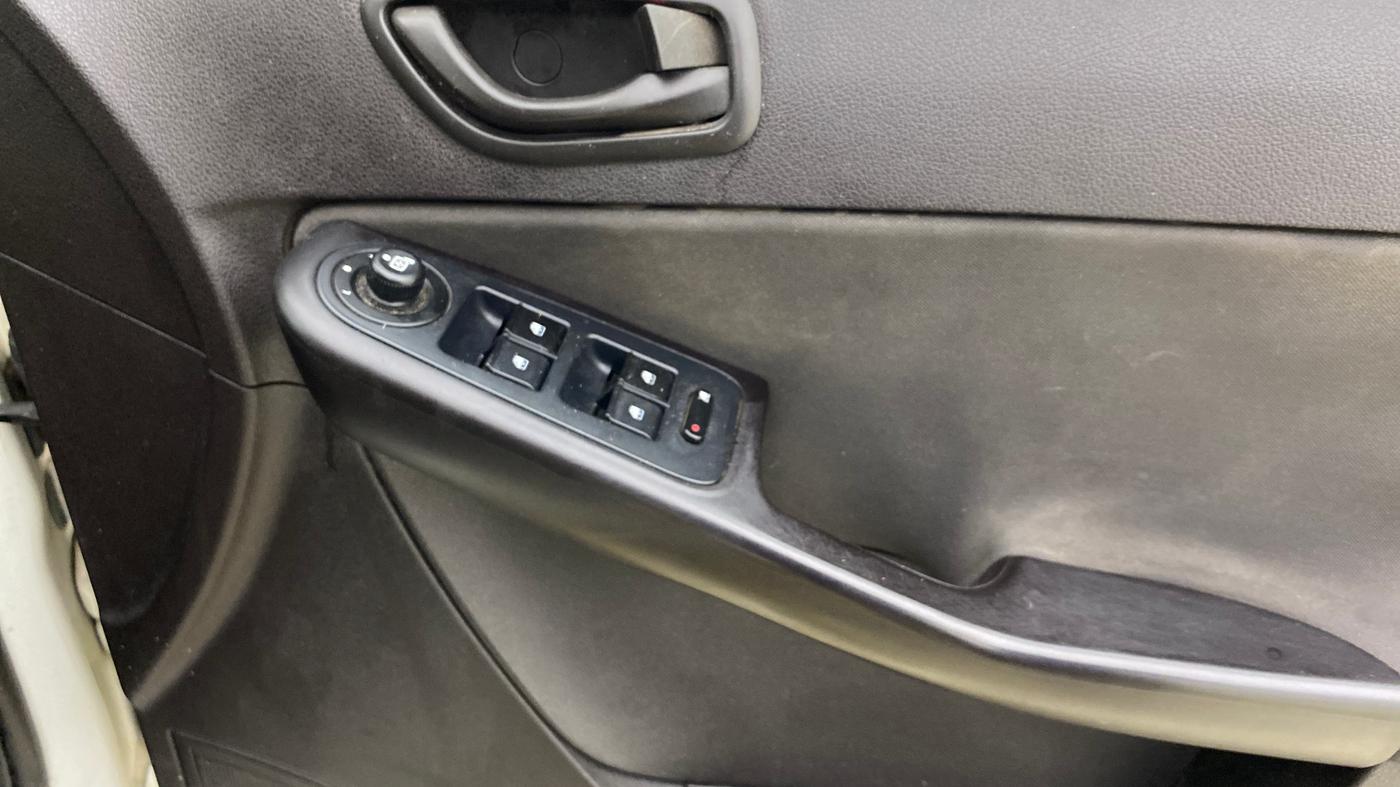 2016 Tata Zest XMS PETROL, CNG, Manual, 98,185 km, Driver Side Door Panels Control