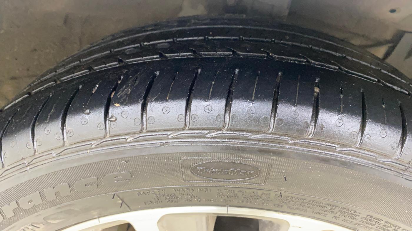 2023 Maruti Ciaz ALPHA  AT 1.5 SHVS PETROL, Petrol, Automatic, 37,327 km, Right Front Tyre Tread