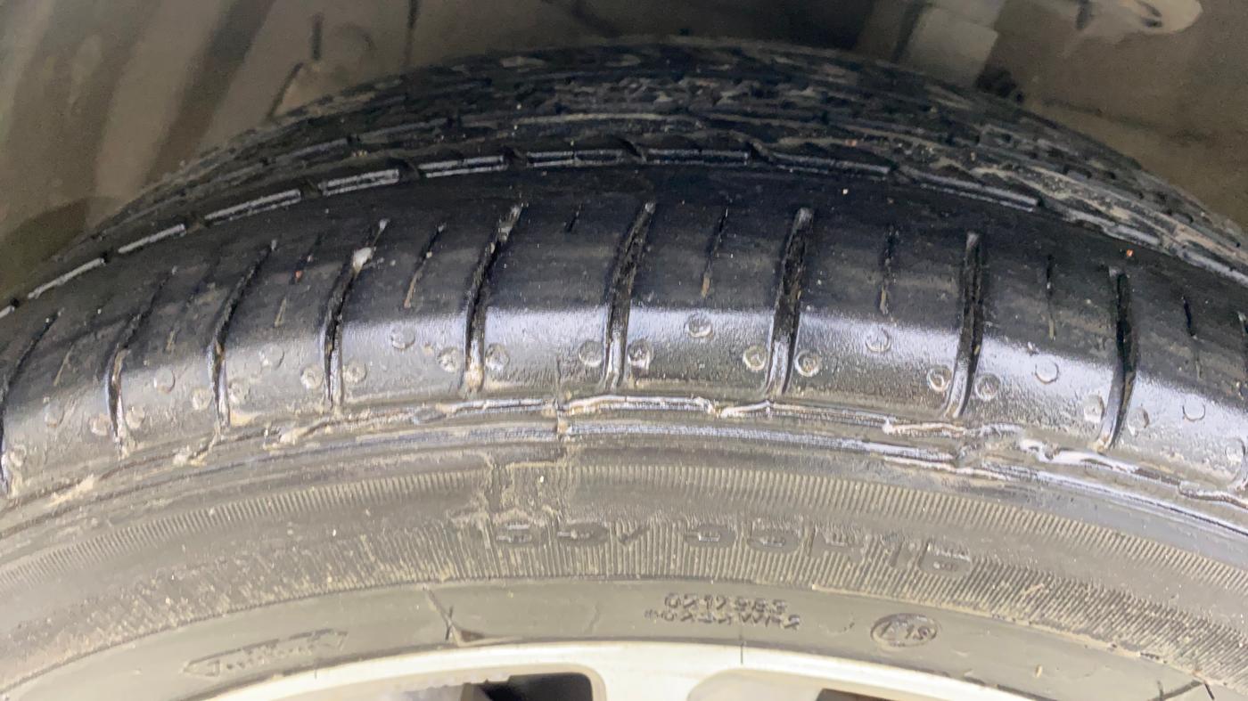 2023 Maruti Ciaz ALPHA  AT 1.5 SHVS PETROL, Petrol, Automatic, 37,327 km, Left Front Tyre Tread