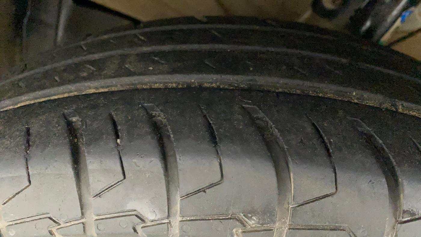2021 Maruti Swift LXI, Petrol, Manual, 43,062 km, Left Front Tyre Tread