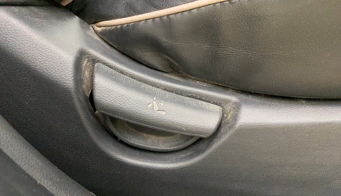 2017 Hyundai Grand i10 SPORTZ 1.2 KAPPA VTVT, CNG, Manual, 51,601 km, Driver Side Adjustment Panel