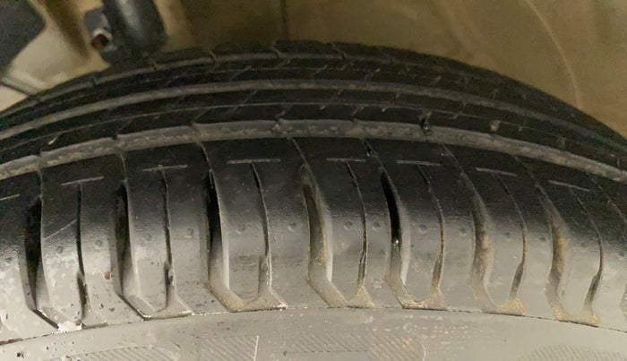 2023 Maruti Swift VXI CNG, CNG, Manual, 8,276 km, Left Front Tyre Tread