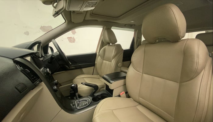 2016 Mahindra XUV500 W10 AT, Diesel, Automatic, 60,456 km, Right Side Front Door Cabin