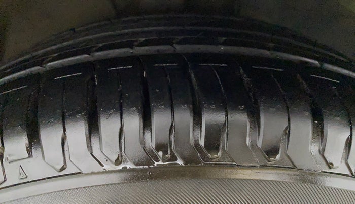 2012 Toyota Corolla Altis GL, Petrol, Manual, Right Front Tyre Tread