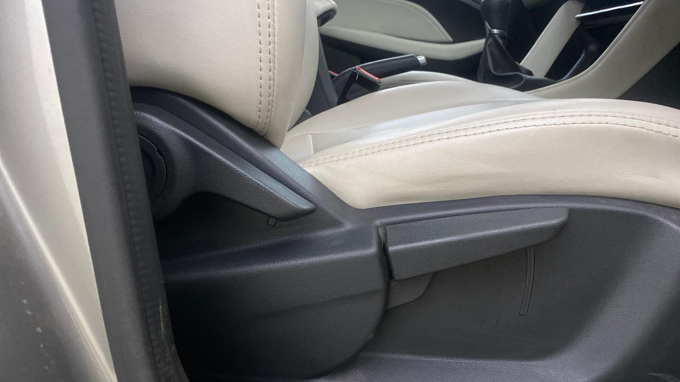 2023 MG ASTOR STYLE 1.5 MT, Petrol, Manual, 42,562 km, Driver Side Adjustment Panel