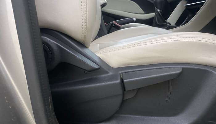 2023 MG ASTOR STYLE 1.5 MT, Petrol, Manual, 42,562 km, Driver Side Adjustment Panel