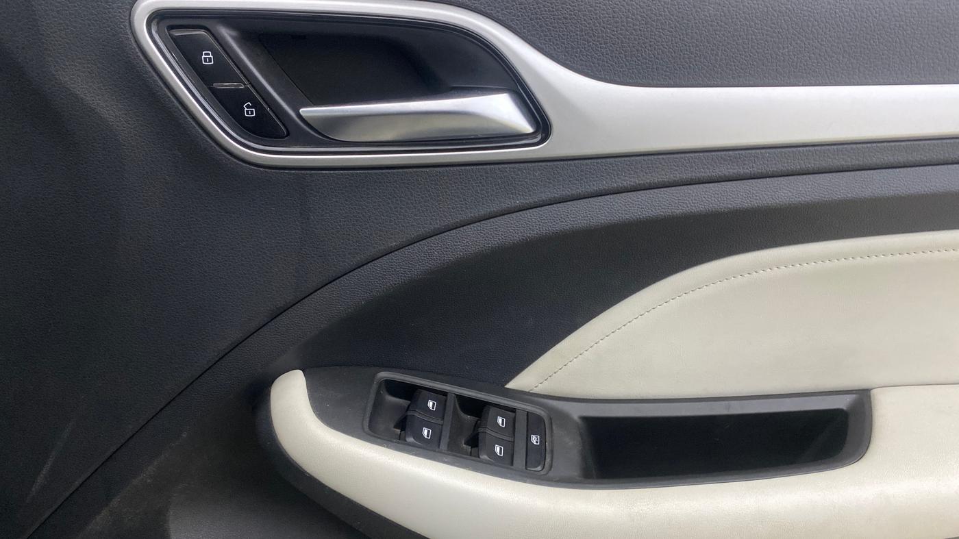2023 MG ASTOR STYLE 1.5 MT, Petrol, Manual, 42,562 km, Driver Side Door Panels Control