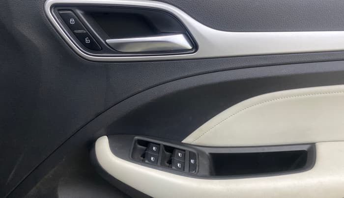 2023 MG ASTOR STYLE 1.5 MT, Petrol, Manual, 42,562 km, Driver Side Door Panels Control
