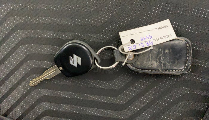 2019 Maruti Swift VXI, CNG, Manual, 1,08,332 km, Key Close Up