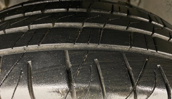 2013 Nissan Terrano XL OPT 85 PS, Diesel, Manual, 97,440 km, Left Front Tyre Tread