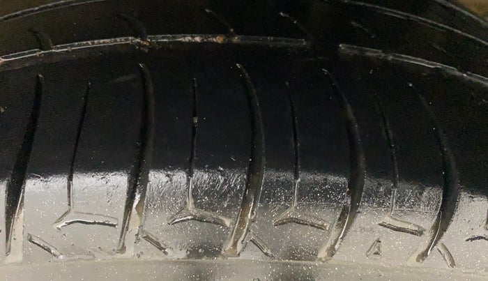 2016 Hyundai Elite i20 ASTA 1.2 (O), Petrol, Manual, 1,03,768 km, Left Rear Tyre Tread