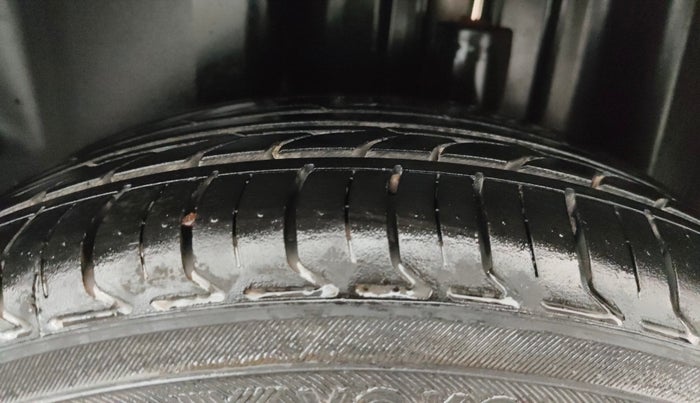 2016 Volkswagen Vento HIGHLINE PETROL AT, Petrol, Automatic, 89,415 km, Left Rear Tyre Tread