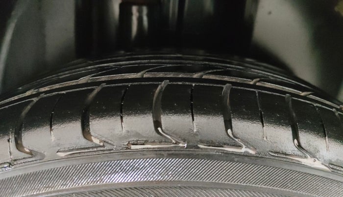 2016 Volkswagen Vento HIGHLINE PETROL AT, Petrol, Automatic, 89,415 km, Right Rear Tyre Tread