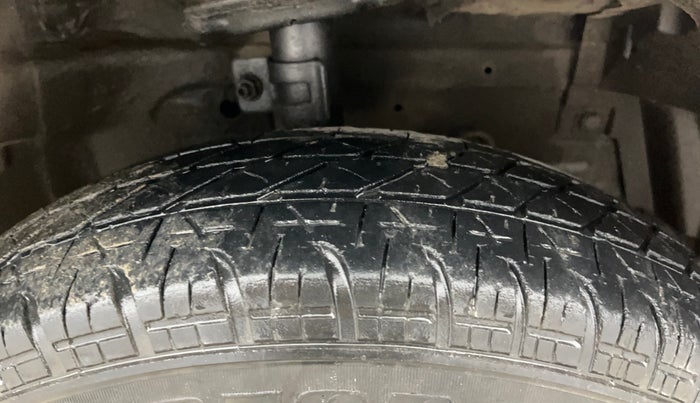 2015 Maruti Swift LXI (O), Petrol, Manual, 55,747 km, Right Front Tyre Tread