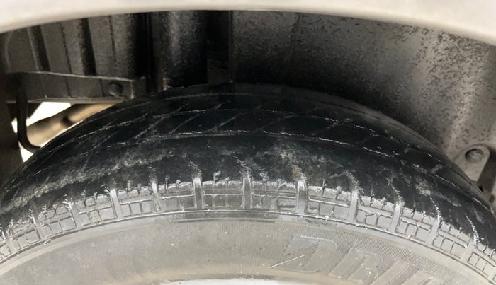 2015 Maruti Swift LXI (O), Petrol, Manual, 55,747 km, Right Rear Tyre Tread