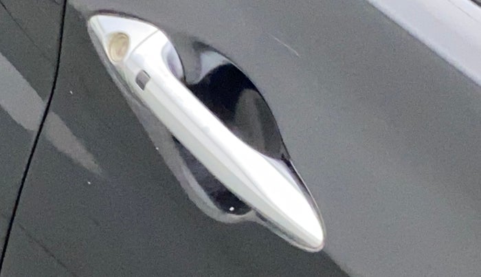 2014 Hyundai New Elantra 1.6 SX MT DIESEL, Diesel, Manual, 1,10,933 km, Driver-side door - Door handle sensor not working