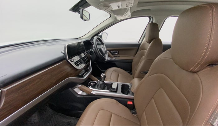 2021 Tata Harrier XZ PLUS 2.0L, Diesel, Manual, 10,806 km, Right Side Front Door Cabin