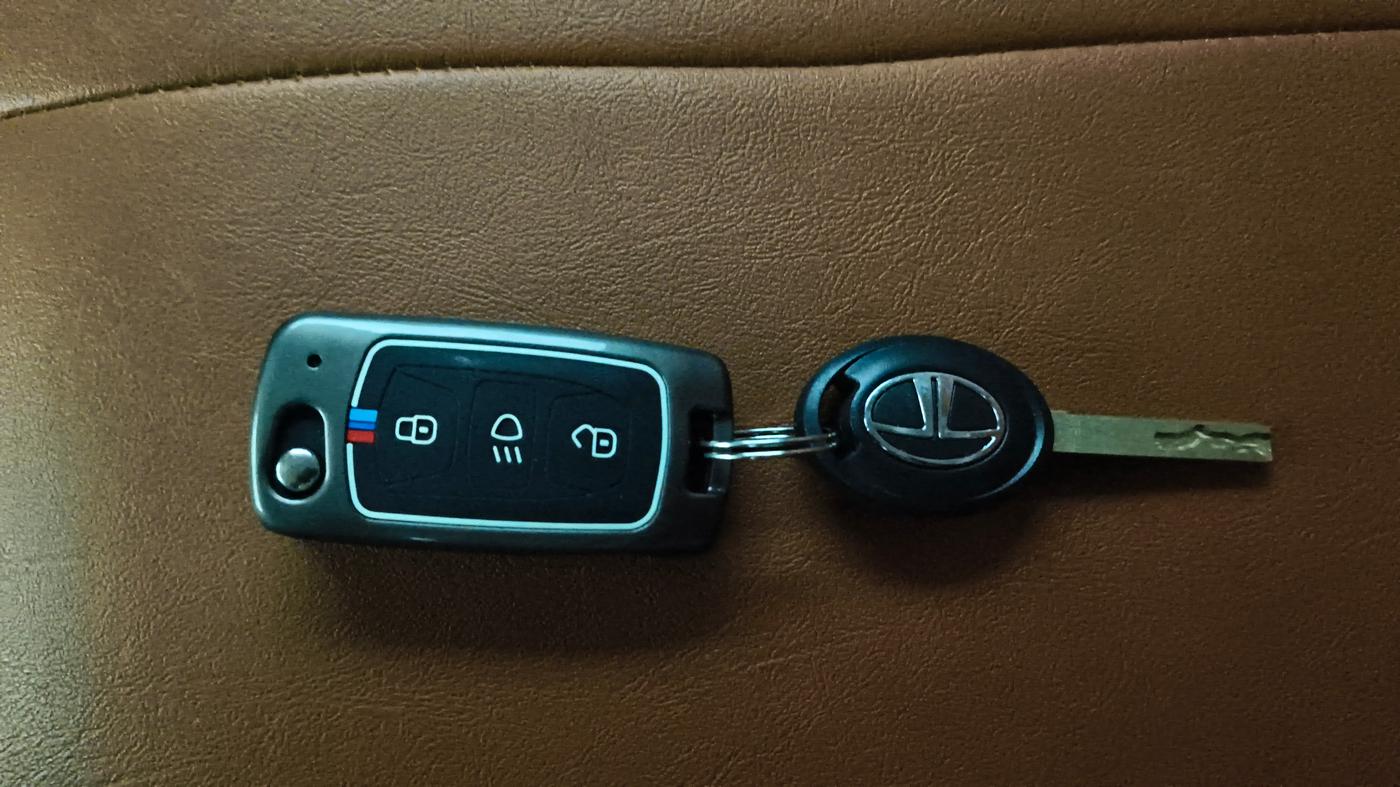 2023 Tata NEXON XM PETROL, Petrol, Manual, 13,801 km, Key Close Up