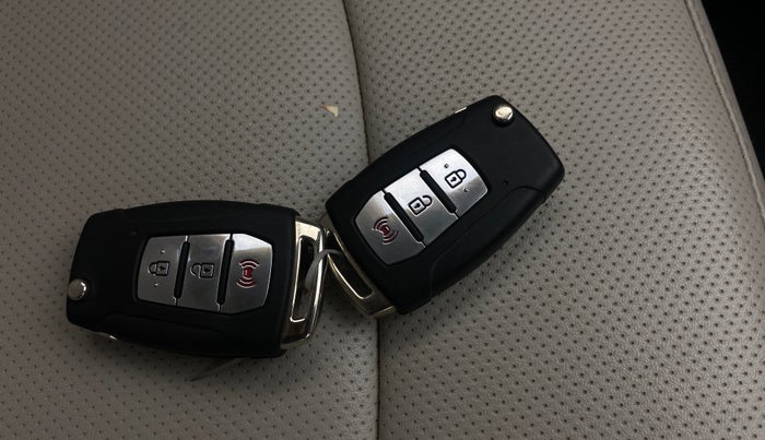 2021 Mahindra XUV300 W8 (O) 1.2 PETROL, Petrol, Manual, 42,423 km, Key Close Up